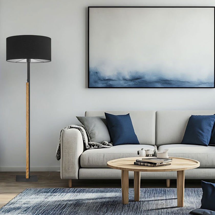 Stehleuchte aus Holz, Modell Arian, mit schwarzen Applikationen, schwarzem Fuß und schwarzem Lampenschirm Milieubild