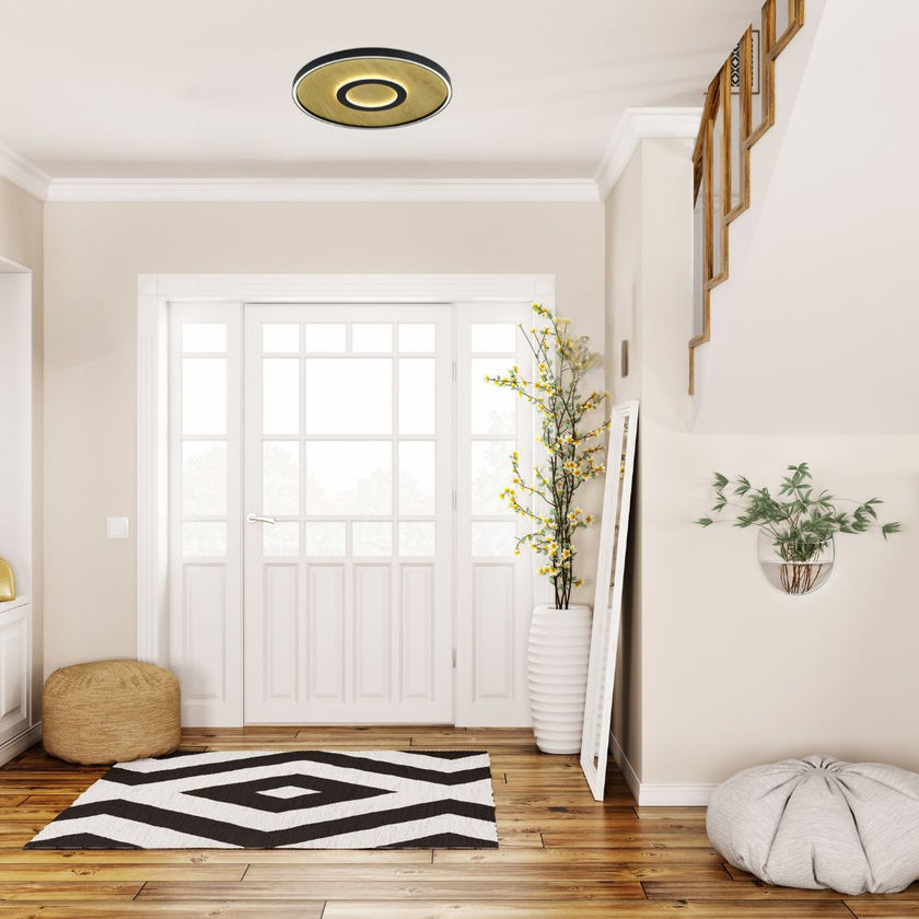 Deckenleuchte mit Spaltholz, Modell Heloise, mit schwarzen Applikationen rund Milieubild im Flur