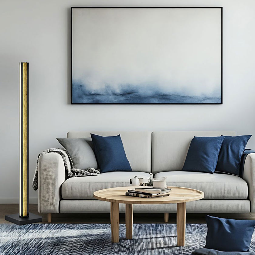 Stehleuchte mit Spaltholz, Modell Heloise, mit schwarzen Applikationen und schwarzem Fuß Milieubild