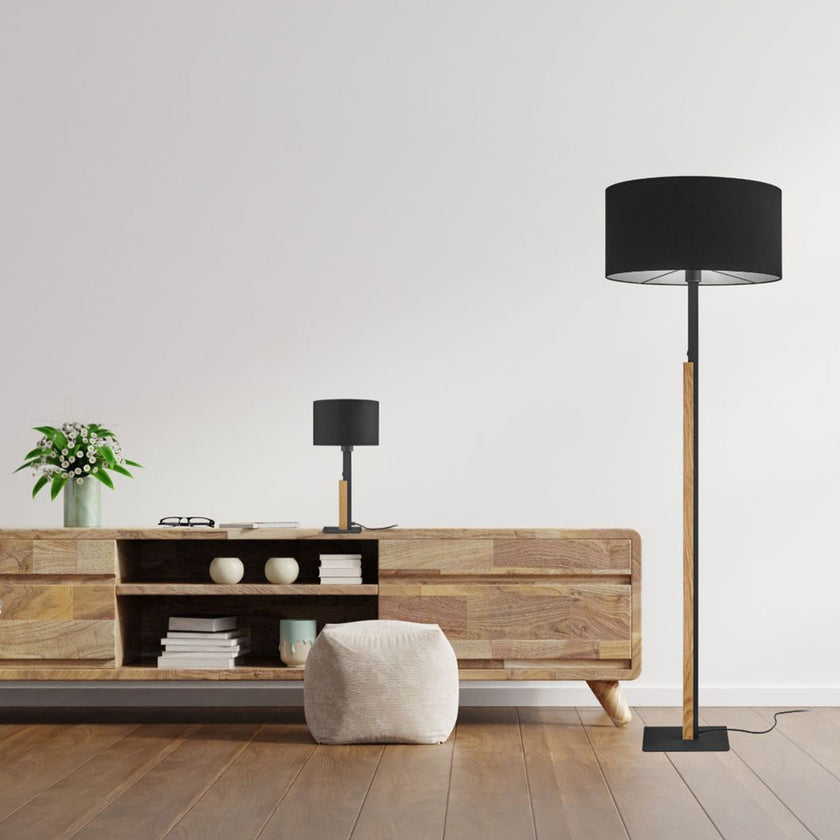 Tischleuchte aus Holz, Modell Arian, mit schwarzen Applikationen, schwarzem Fuß und schwarzem Lampenschirm Milieubild auf Kommode