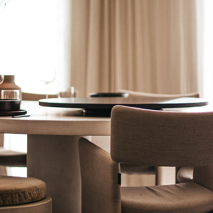 Drehteller aus Eichenholz schwarz, Größe L, ca. 60 cm Durchmesser, Milieubild im Esszimmer, Teller auf Esstisch