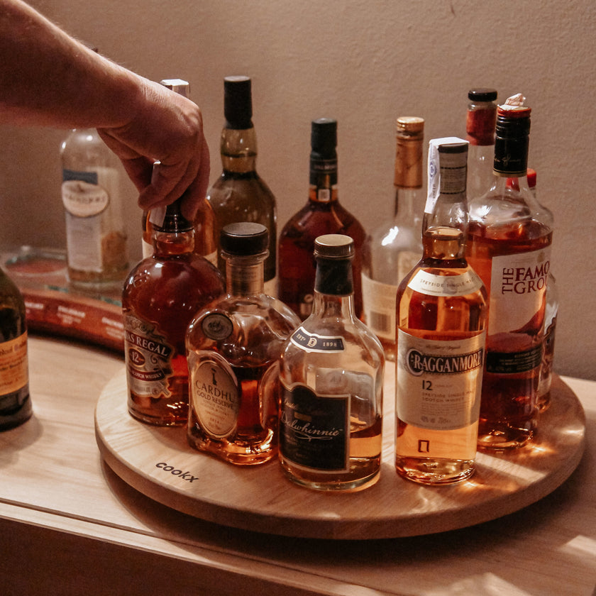 Drehteller aus Eichenholz Natur, Größe M, ca. 50 cm Durchmesser, Milieubild, Teller mit verschiedenen Alkoholflaschen drauf