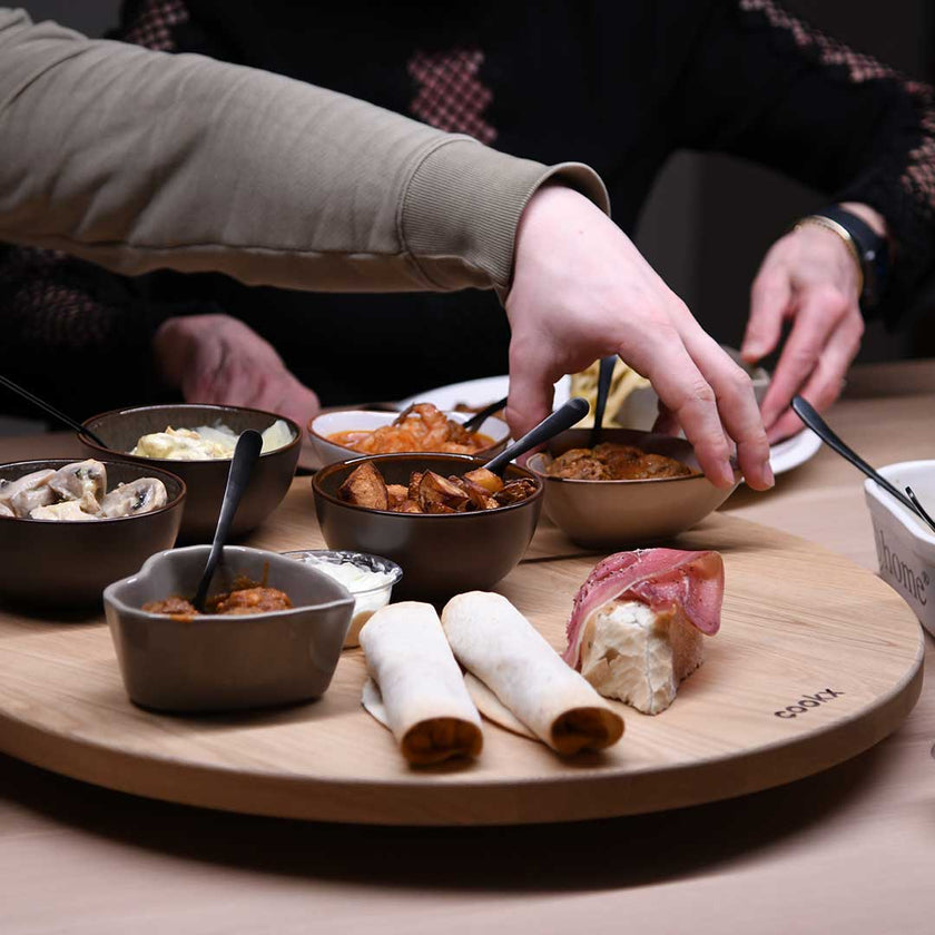 Drehteller aus Eichenholz Natur, Größe S, ca. 40 cm Durchmesser, Milieubild im Esszimmer, Teller mit verschiedenem Essen auf Tisch