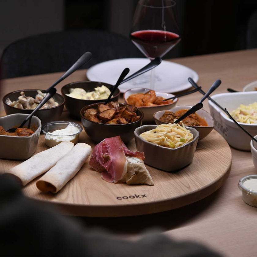 Drehteller aus Eichenholz Natur, Größe S, ca. 40 cm Durchmesser, Milieubild im Esszimmer, Teller mit verschiedenem Essen auf Tisch