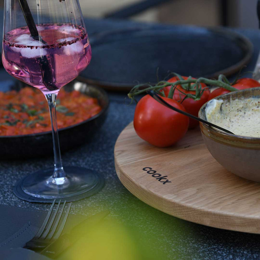 Drehteller aus Eichenholz Natur, Größe S, ca. 40 cm Durchmesser, Milieubild im Esszimmer, Teller mit Tomaten und Dip auf Esstisch