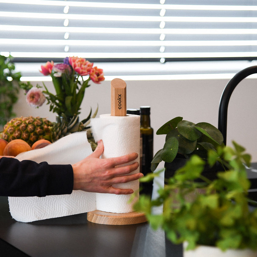 Küchenrollenhalter aus Eichenholz Natur, runde Platte unten ca. 15cm Durchmesser, Stab ca. 35cm hoch, Milieubild in Küche, Halter mit Küchenrolle 