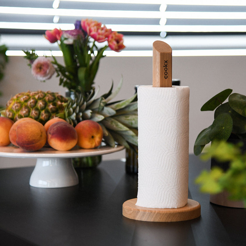 Küchenrollenhalter aus Eichenholz Natur, runde Platte unten ca. 15cm Durchmesser, Stab ca. 35cm hoch, Milieubild in Küche, Halter mit Küchenrolle zwischen Obst