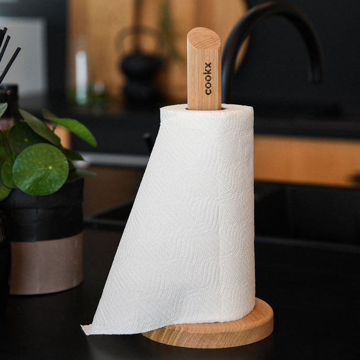 Küchenrollenhalter aus Eichenholz Natur, runde Platte unten ca. 15cm Durchmesser, Stab ca. 35cm hoch, Milieubild in Küche, Halter mit Küchenrolle 