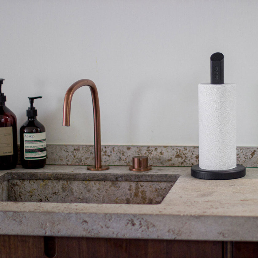 Küchenrollenhalter aus Eichenholz schwarz, runde Platte unten ca. 15cm Durchmesser, Stab ca. 35cm hoch, Milieubild in Küche, Halter mit Küchenrolle 