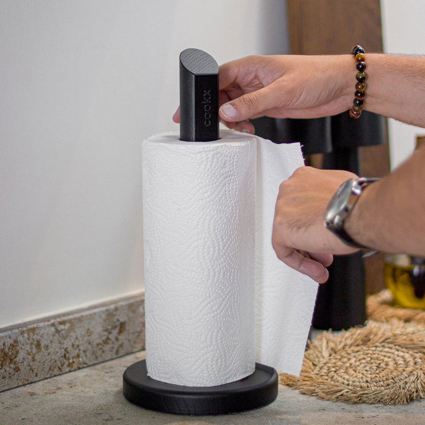 Küchenrollenhalter aus Eichenholz schwarz, runde Platte unten ca. 15cm Durchmesser, Stab ca. 35cm hoch, Milieubild in Küche, Halter mit Küchenrolle 