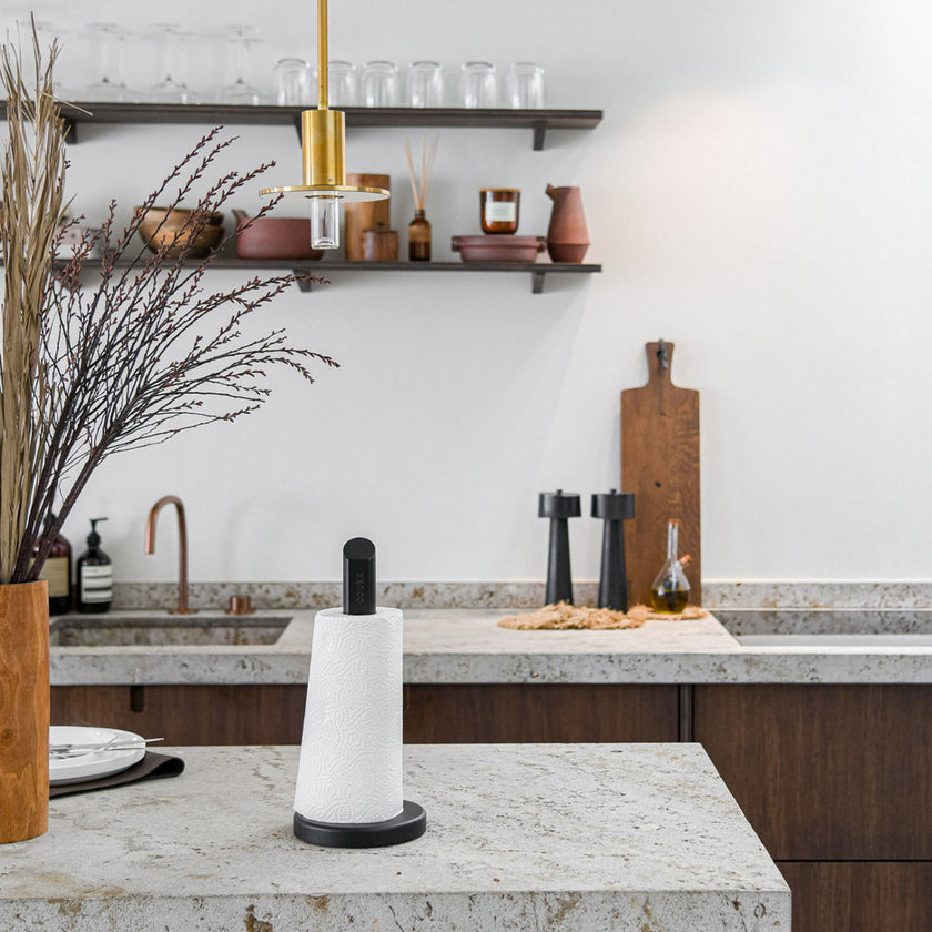 Küchenrollenhalter aus Eichenholz schwarz, runde Platte unten ca. 15cm Durchmesser, Stab ca. 35cm hoch, Milieubild in Küche, Halter mit Küchenrolle 