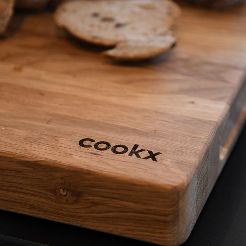 Hackbrett aus Eichenholz Natur, Größe S, COOKX Logo unten rechts eingraviert, Ansicht auf Gravur 