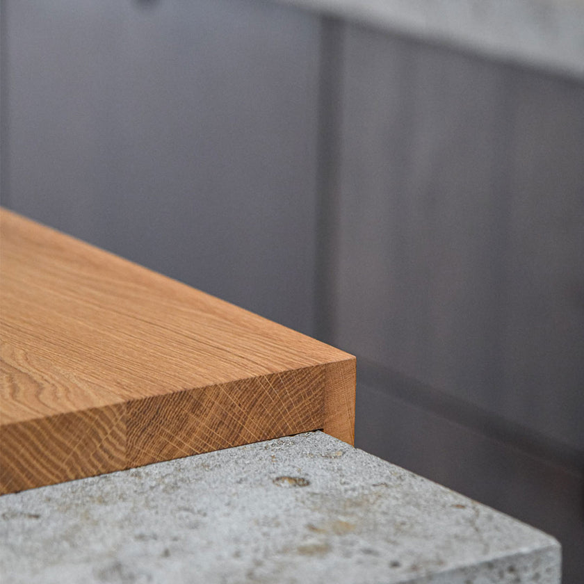 Hackbrett aus Eichenholz Natur, Antirutschkante, COOKX Logo unten rechts eingraviert, 50 x 34 x 3,5 cm, Milieubild in Küche, Antirutschkante im Bild 