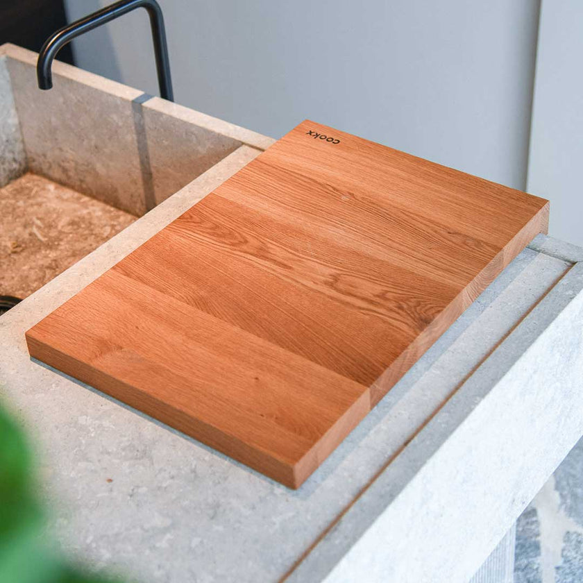 Hackbrett aus Eichenholz, Antirutschkante, hochkant 34 x 50 x 3,5 cm, Milieubild in Küche, Brett liegt neben Spülbecken