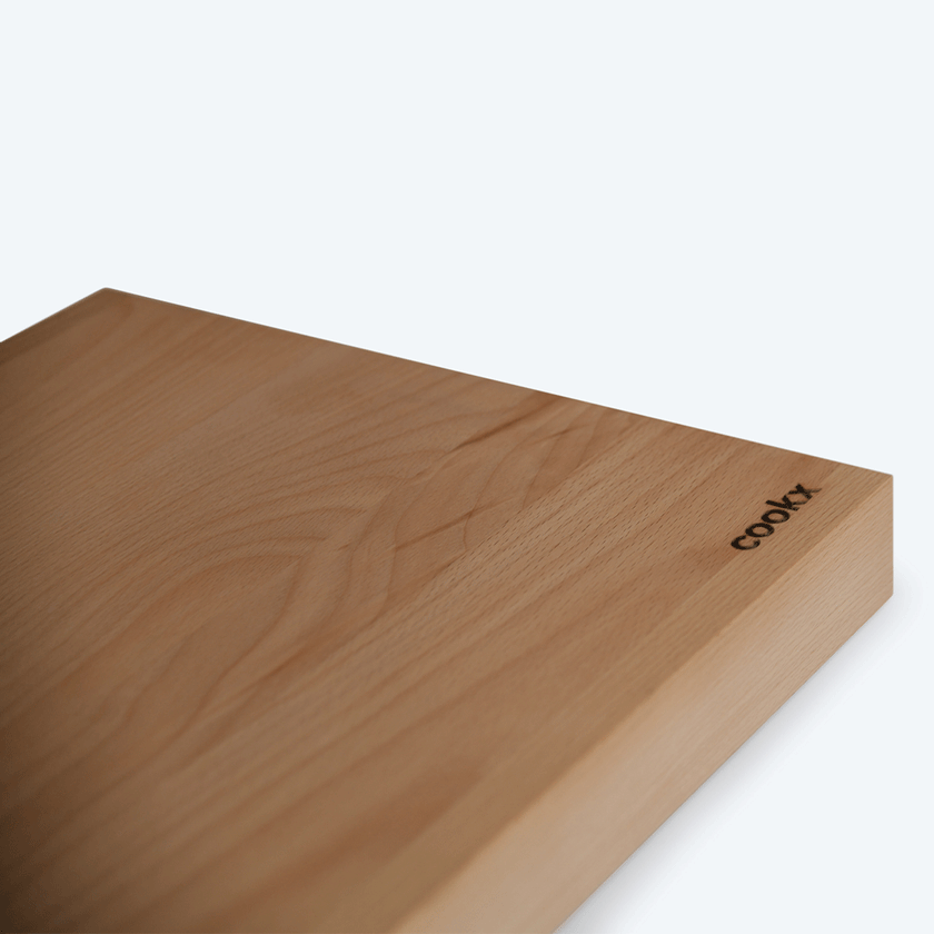 Hackbrett aus Buchenholz, Antirutschkante, 50 x 34 x 3,5 cm, COOKX Logo unten rechts eingraviert, halbes Brett mit Logo im Bild