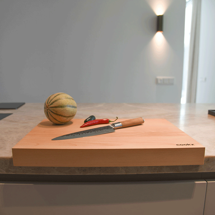 Hackbrett aus Buchenholz, Antirutschkante, 50 x 34 x 3,5 cm, COOKX Logo unten rechts eingraviert, Milieubild in Küche, auf Brett liegen Melone und Messer, Frontalansicht