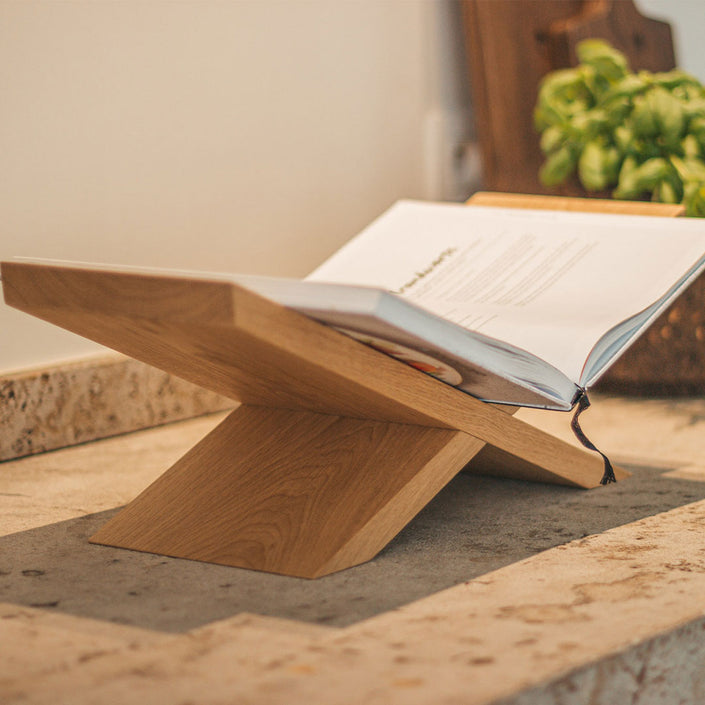 Buchständer aus Eichenholz, x-From, aus zwei gekreuzten Holzelementen mit Buch drauf