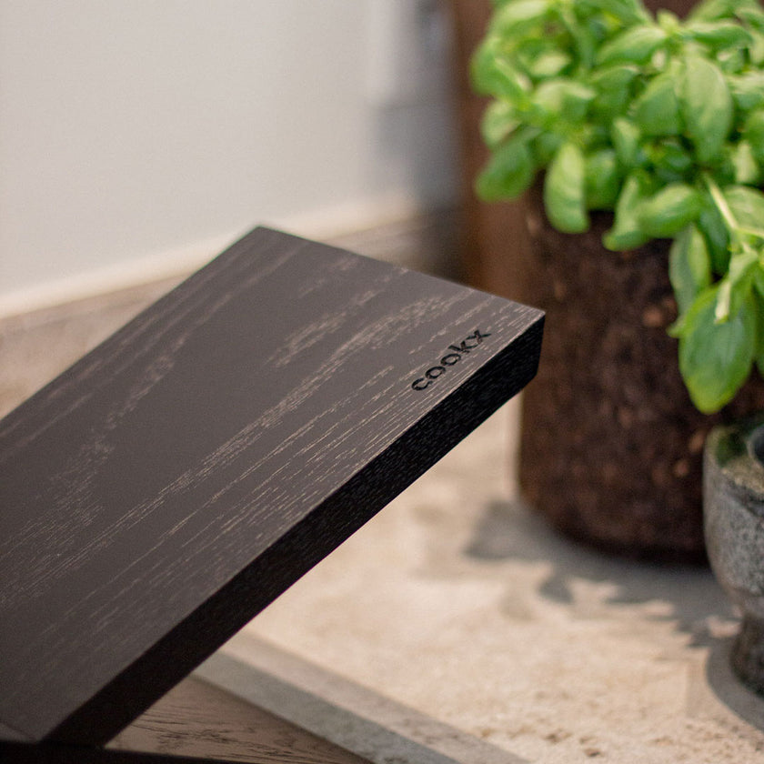 Buchständer aus Eichenholz schwarz, x-From, aus zwei gekreuzten Holzelementen, Detailansicht 