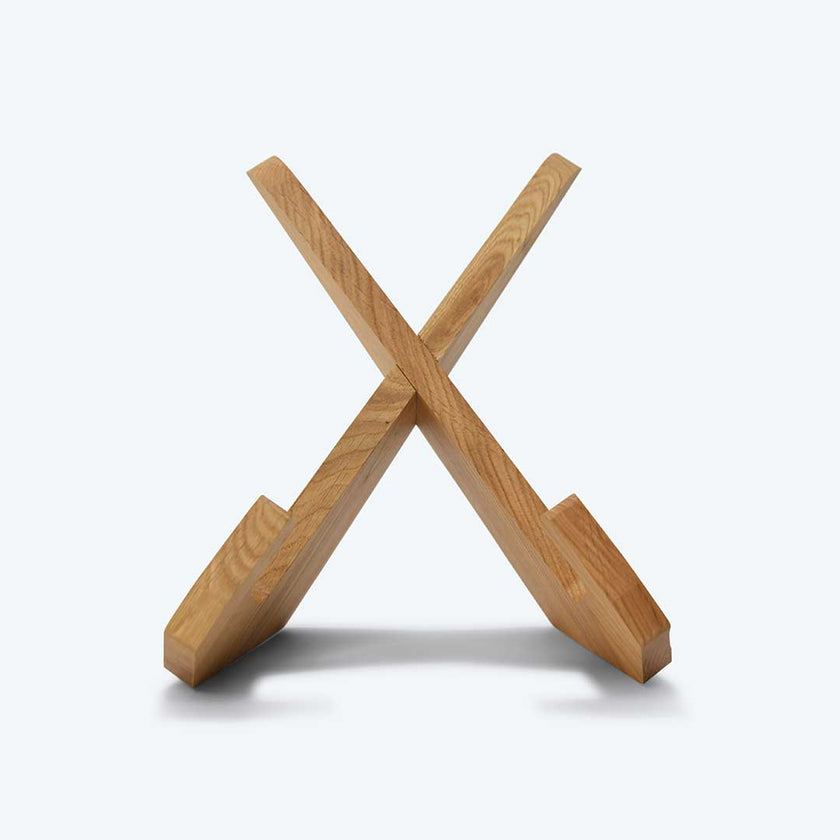 Buchständer in X-Form aus naturfarbener Eiche, minimalistisches Design mit geschwungenen Haken-Enden, Ansicht frontal