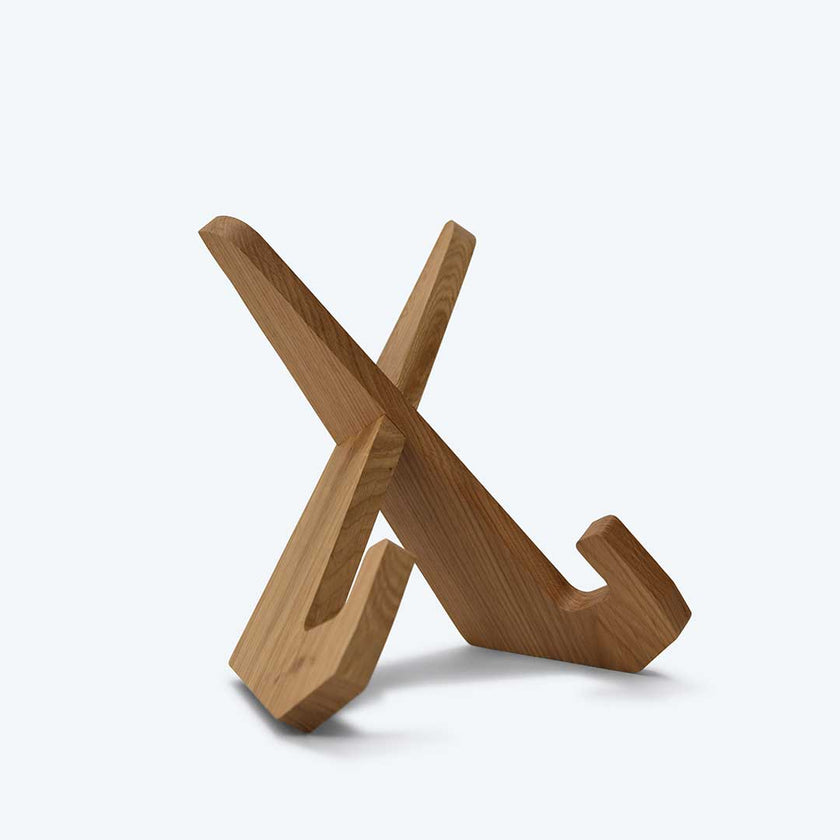 Buchständer in X-Form aus naturfarbener Eiche, minimalistisches Design mit geschwungenen Haken-Enden, Ansicht seitlich
