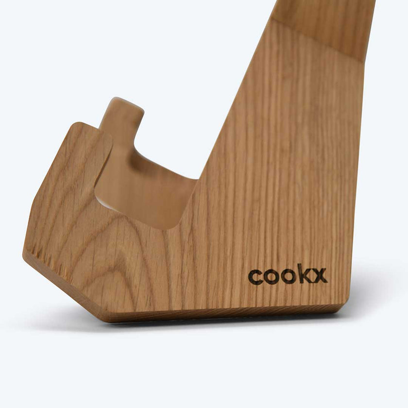 Buchständer in X-Form aus naturfarbener Eiche, minimalistisches Design mit geschwungenen Haken-Enden, Detailansicht seitlich der Haken