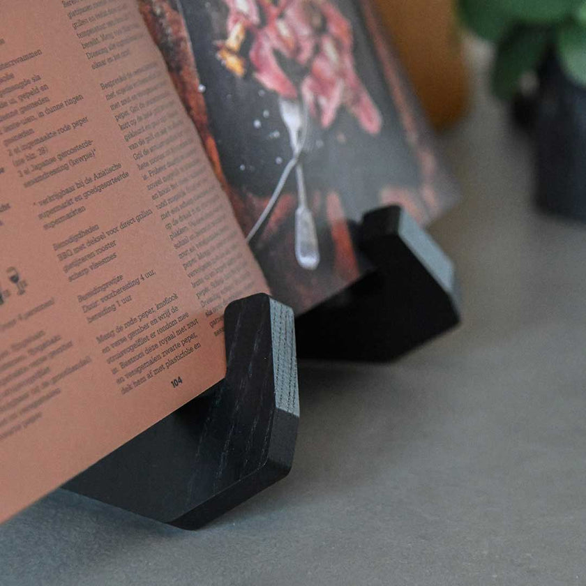 Buchständer in X-Form aus schwarzer Eiche, minimalistisches Design mit geschwungenen Haken-Enden Detailansicht