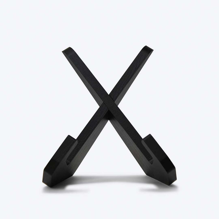 Buchständer in X-Form aus schwarzer Eiche, minimalistisches Design mit geschwungenen Haken-Enden