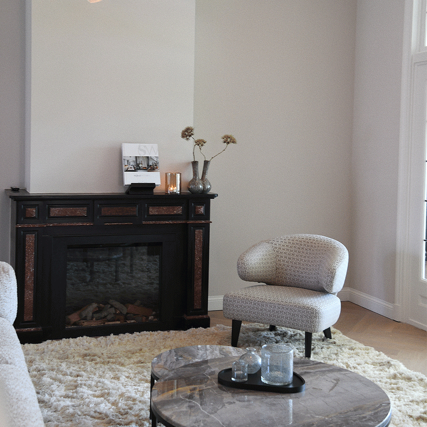 Table Halter aus Eichenholz schwarz, schräge Rückwand zum anlehnen von Büchern oder Geräten, Milieubild im Wohnzimmer, Buch steht auf Halter 