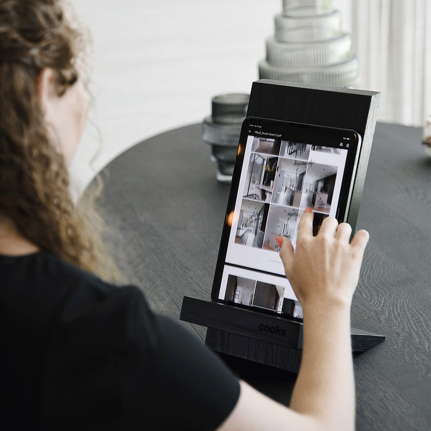 Table Halter aus Eichenholz schwarz, schräge Rückwand zum anlehnen von Büchern oder Geräten, Tablet steht drauf, Frau bedient es