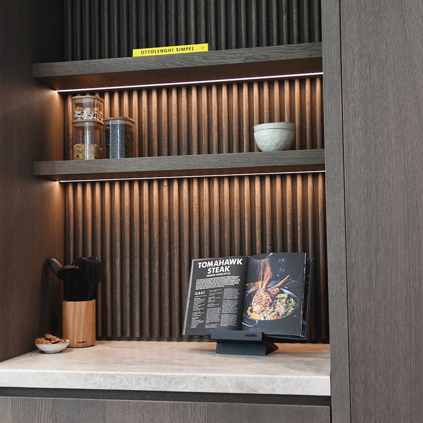 Table Halter aus Eichenholz schwarz, schräge Rückwand zum anlehnen von Büchern oder Geräten, Milieubild in Küche, Kochbuch steht auf Halter 