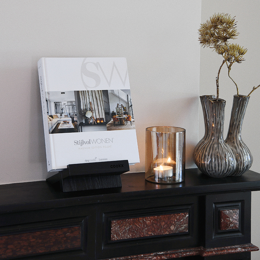 Table Halter aus Eichenholz schwarz, schräge Rückwand zum anlehnen von Büchern oder Geräten, Milieubild im Wohnzimmer, Buch steht auf Halter 