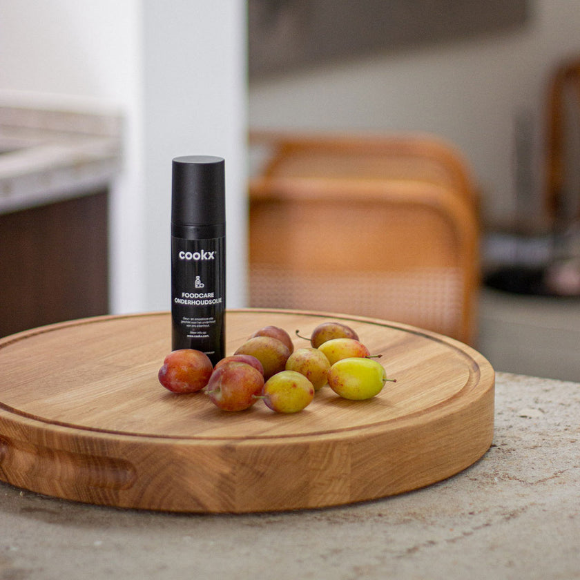 Hackbrett aus Holz Natur, Rund Größe M, mit Griffeinkerbung, Milieubild in Küche, Früchte und FoodCare Öl sind auf Brett