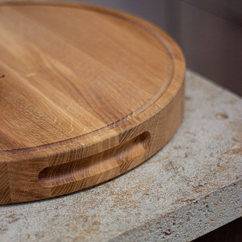Hackbrett aus Holz Natur, Rund Größe S, 475cm Durchmesser, Milieubild in Küche, Griffeinkerbung im Bild