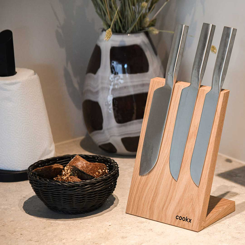 Messerblock aus Eichenholz Natur, magnetisch, Messerblock schräg nach hinten geneigt, Milieubild in Küche, drei Messer am Messerblock