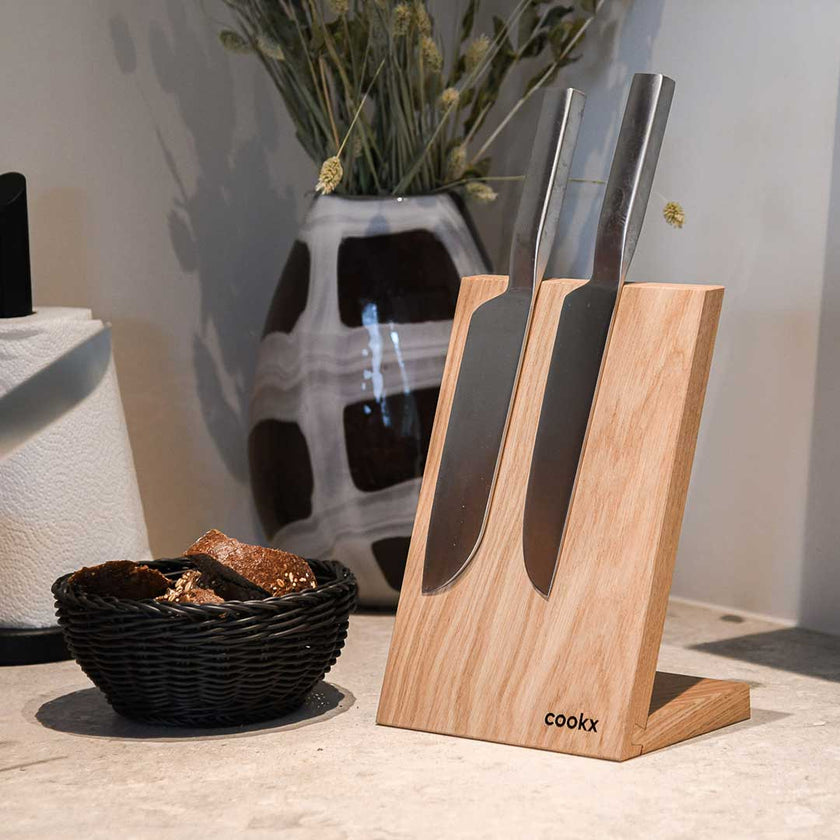 Messerblock aus Eichenholz Natur, magnetisch, Messerblock schräg nach hinten geneigt, Milieubild in Küche, zwei Messer am Messerblock