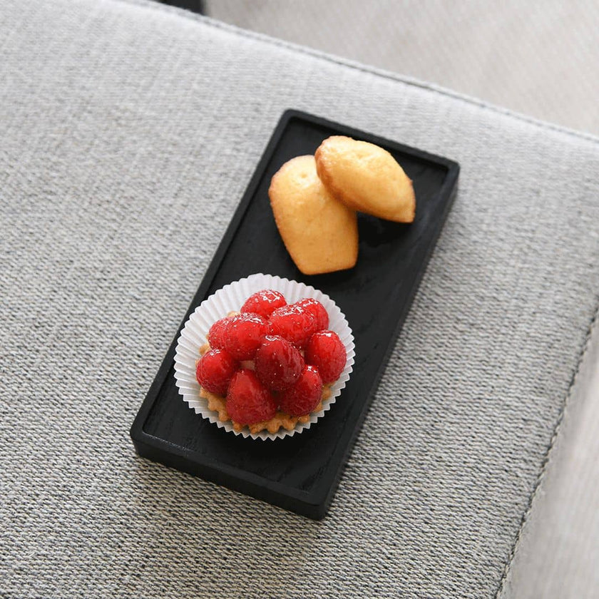 Kerzentablett aus Eichenholz schwarz, 20 x 10 x 2,3 cm, Milieubild im Wohnzimmer, Tablett mit Muffin und kleinen Küchenstücken auf Sofa 