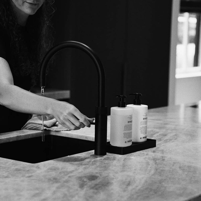 Kerzentablett aus Eichenholz schwarz, 20 x 10 x 2,3 cm, Milieubild in Küche, Tablett mit 2 Seifenspendern am Spülbecken