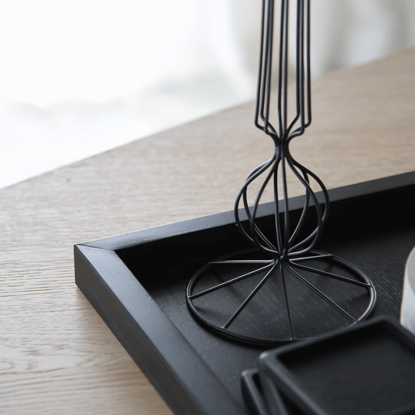 Serviertablett aus Eichenholz schwarz, 40cm x 40cm, Ränder etwas höher, Milieubild im Esszimmer, Tablett steht auf Tisch, Deko steht auf Serviertablett, Ansicht eine Ecke vom Tablett
