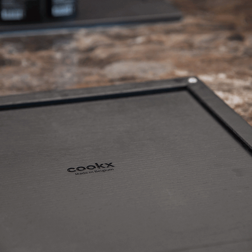 Serviertablett aus Eichenholz schwarz, 40cm x 40cm, Ränder etwas höher, Ansicht Unterseite des Tabletts mit eingraviertem Schriftzug „cookx“ mittig
