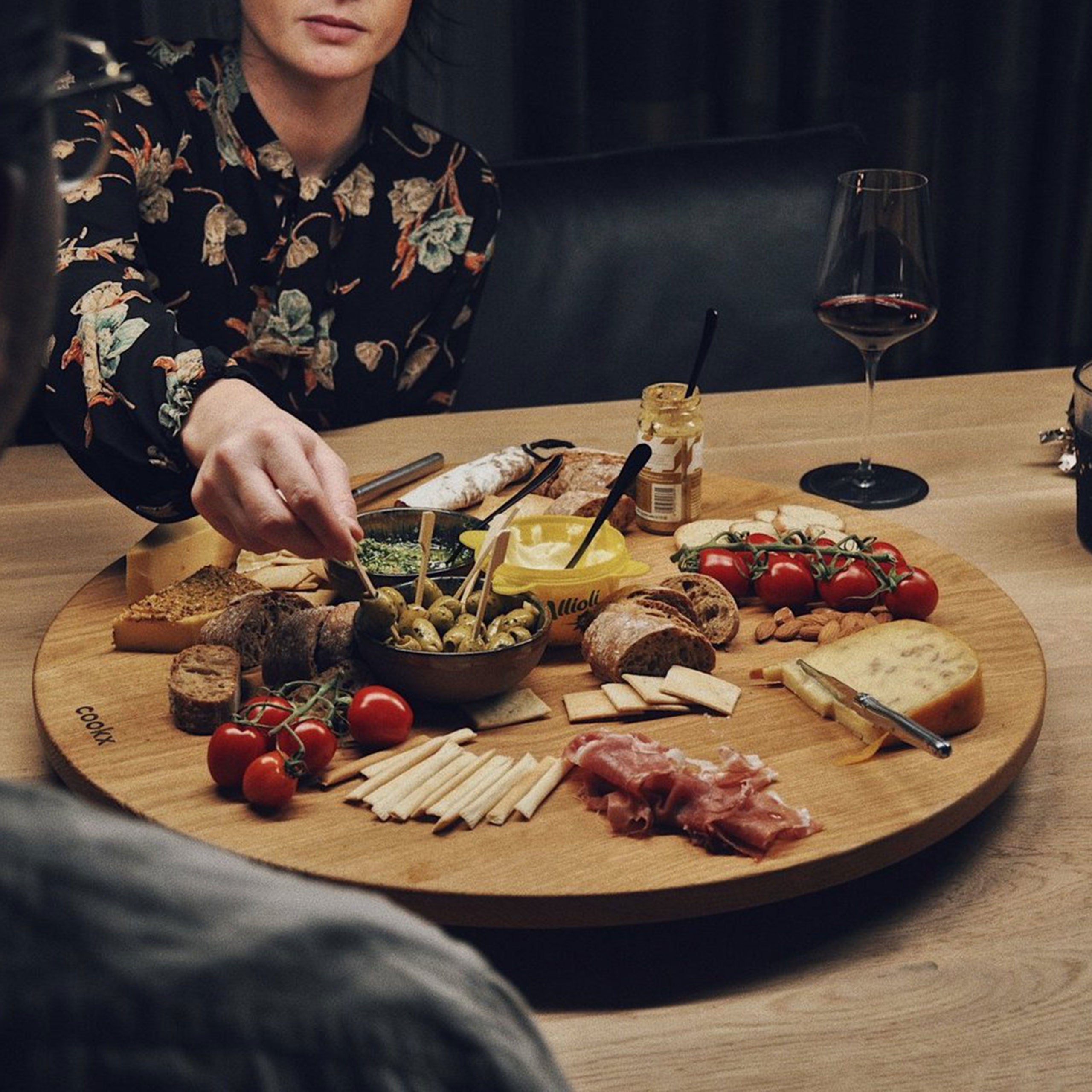 Drehteller aus Eichenholz Natur, Größe M, ca. 50 cm Durchmesser, Milieubild im Esszimmer, Teller mit verschiedenem Essen auf Tisch