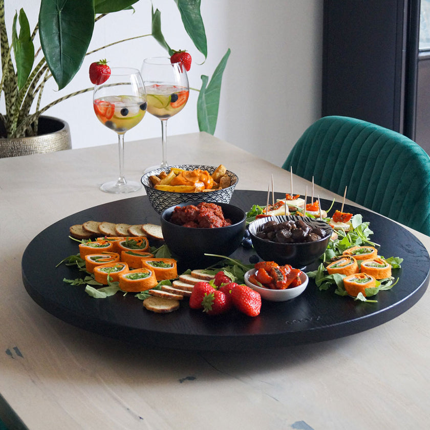 Drehteller aus Eichenholz schwarz, Größe S, ca. 40 cm Durchmesser, Milieubild im Esszimmer, verschiedenes Essen auf Teller