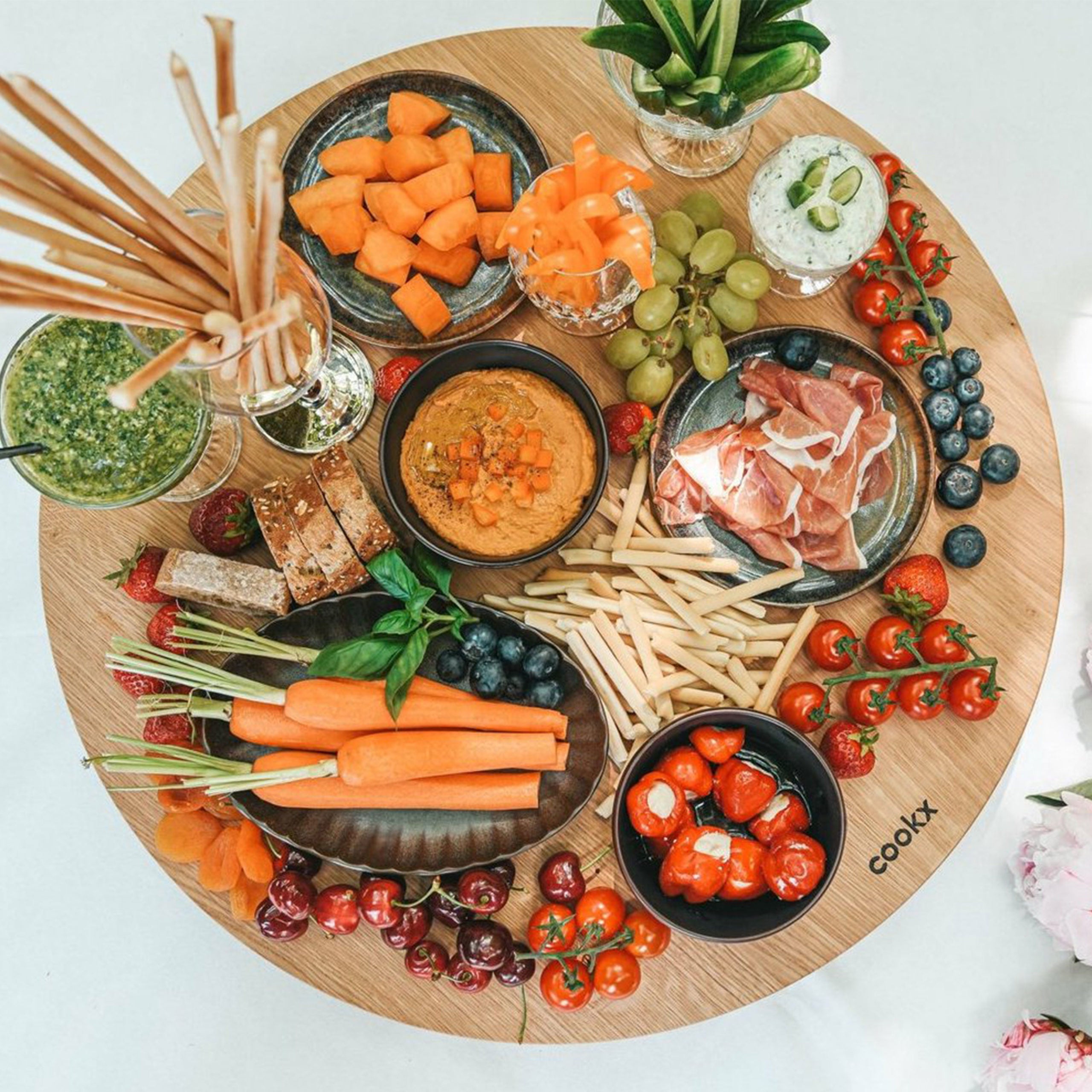 Drehteller aus Eichenholz Natur, Größe M, ca. 50 cm Durchmesser, Milieubild im Esszimmer, Teller mit verschiedenem Essen auf Tisch, Ansicht von oben