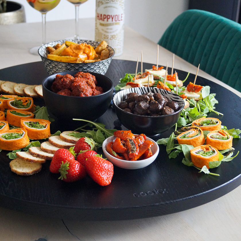 Drehteller aus Eichenholz schwarz, Größe XL, 80cm Durchmesser, rund, Milieubild im Esszimmer, Teller mit verschiedenem Essen steht auf Tisch