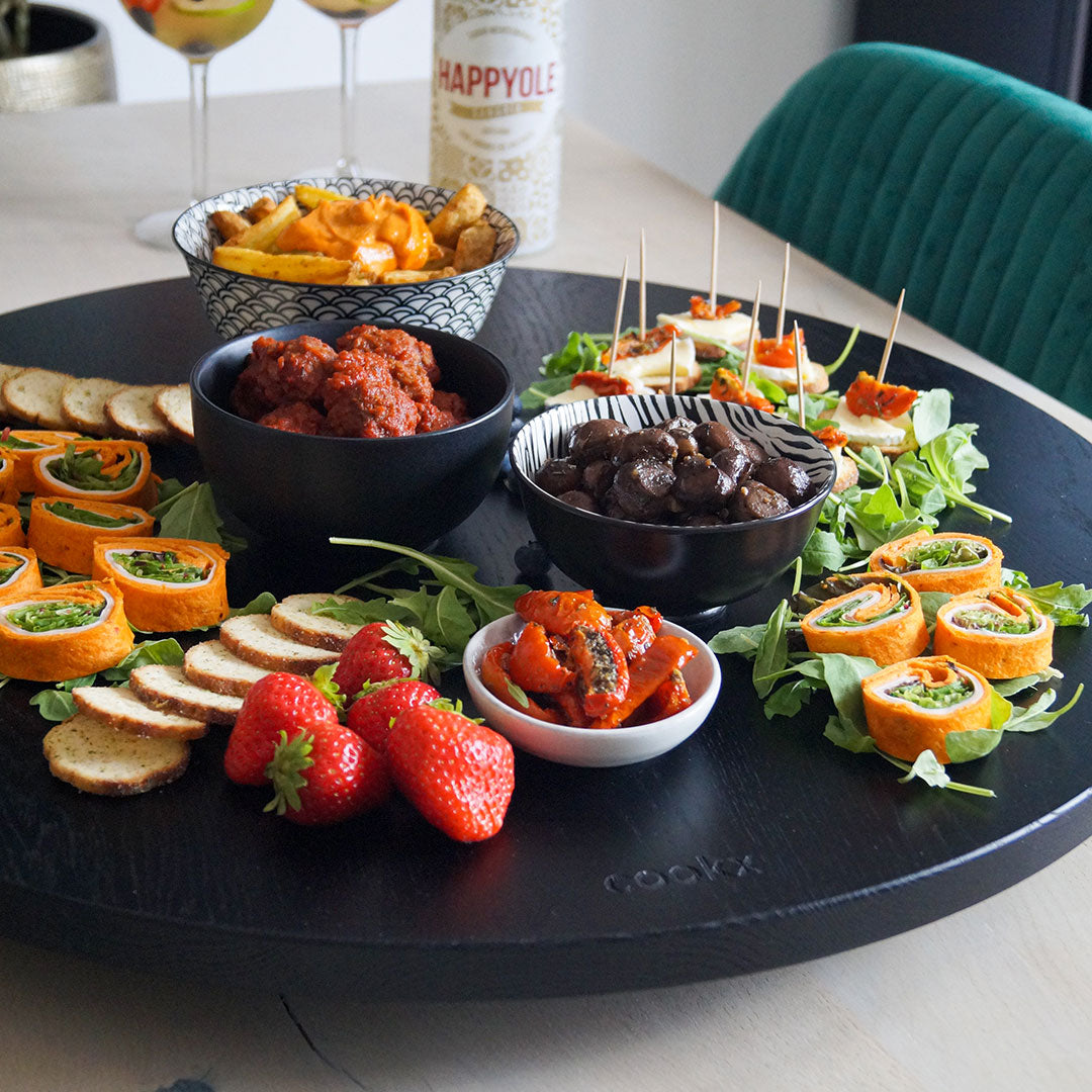 Drehteller aus Eichenholz schwarz, Größe M, ca. 50 cm Durchmesser, Milieubild im Esszimmer, verschiedenes Essen auf Teller