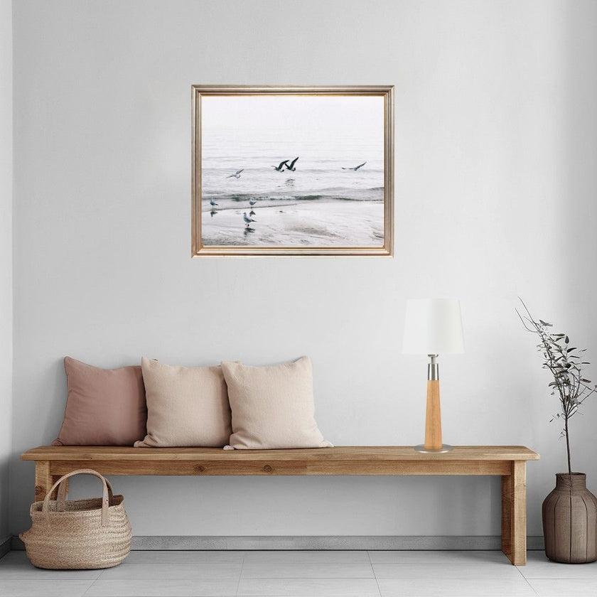 Hockerleuchte aus Asteiche geölt, Modell Conico, Lampenschirm weiß, Fuß Nickel gebürstet Milieubild Leuchte auf Bank