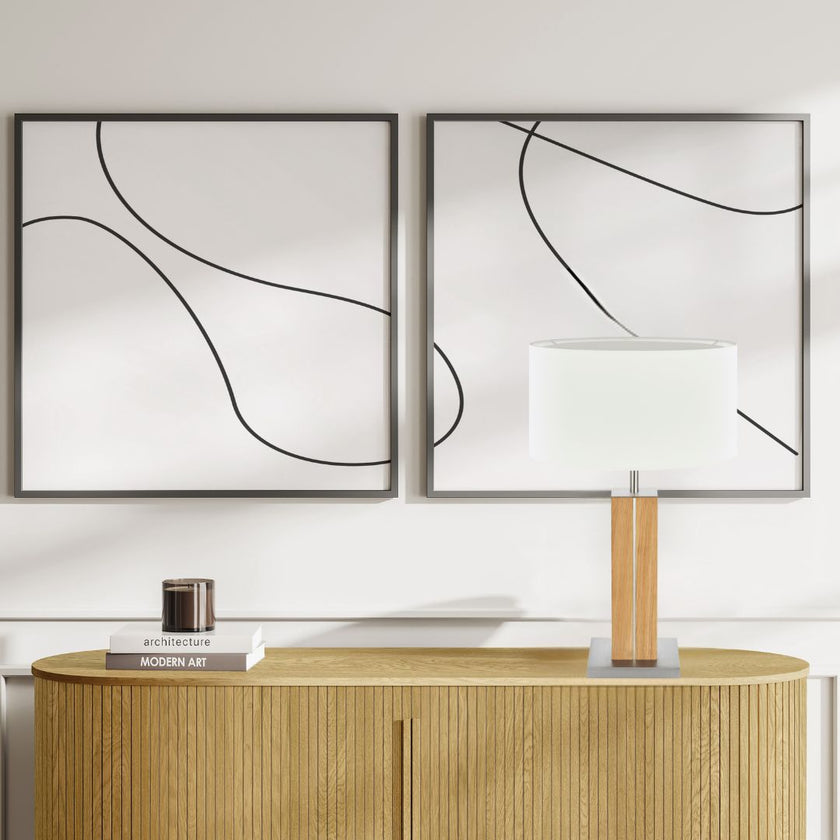 Hockerleuchte aus Asteiche geölt, Modell Dana, Applikationen in Nickel, Lampenschirm weiß, Milieubild auf Kommode