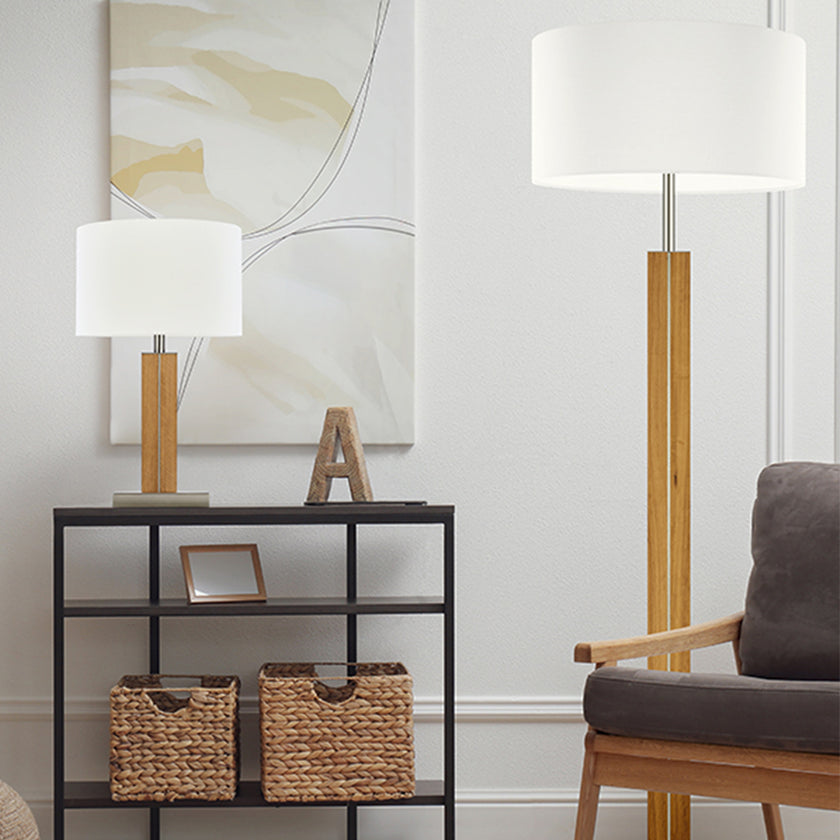 Tischleuchte und Stehleuchte aus Asteiche geölt, Modell Dana, weißer Schirm, Nickel Applikationen, Milieubild im Wohnzimmer