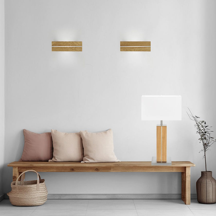 Hockerleuchte aus Asteiche geölt, Modell Dana, Applikationen in Nickel, Lampenschirm eckig weiß Milieubild im Flur auf Bank