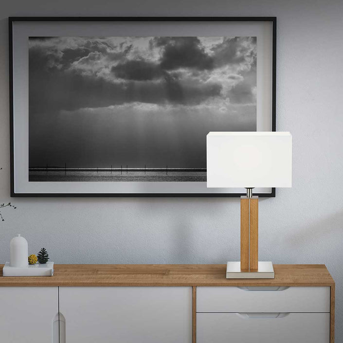 Tischleuchte aus Asteiche geölt, Modell Dana Q, eckiger Schirm weiß, Nickel Applikationen, Milieubild im Flur, Leuchte steht auf Kommode