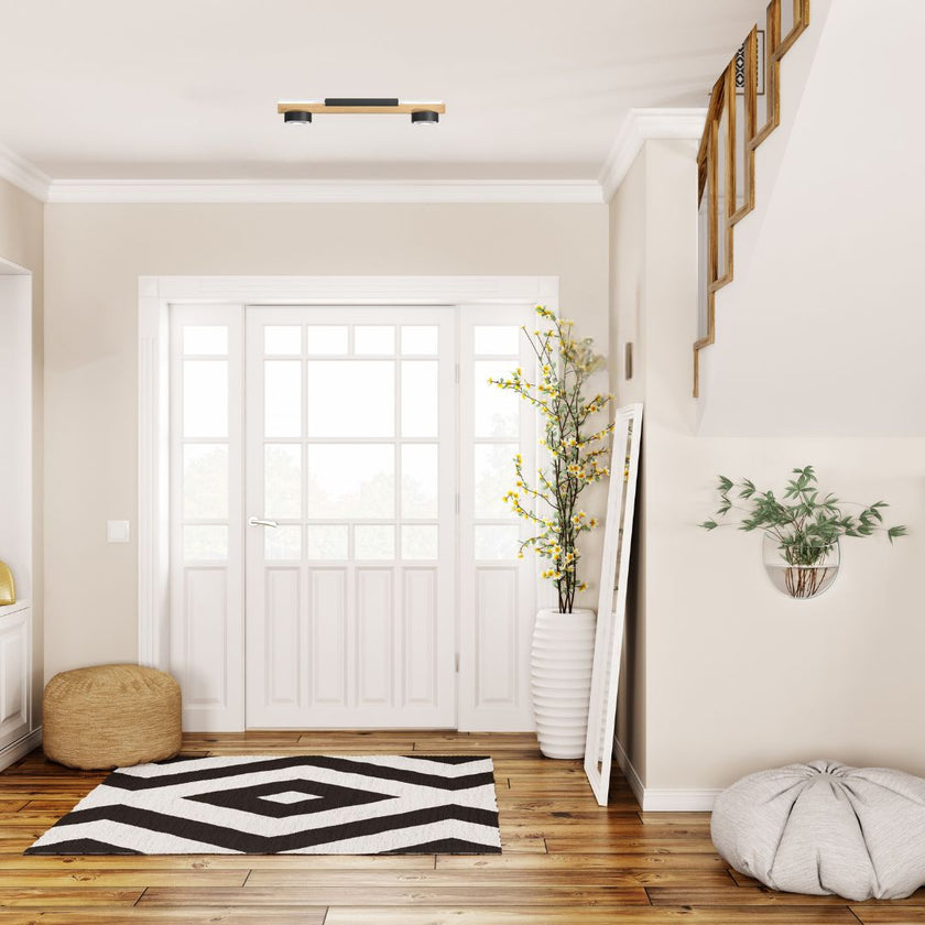 Deckenleuchte aus Asteiche geölt, Modell Eileen, 2-flammig, Metall schwarz, Glaslinse, Klich & Dimm Funktion, Milieubild im Flur, Leuchte hängt an Decke